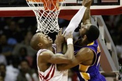 NBA交易截止日临近：雄鹿队、火箭队、鹈鹕队三方交易传闻发酵